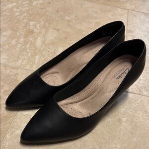 New Clarks Women's Black Heels size 9W